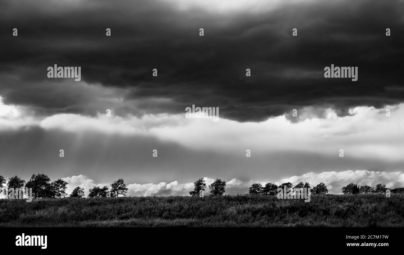 Gewitter über Feldern im Frühjahr bei Vinassan Stockfoto