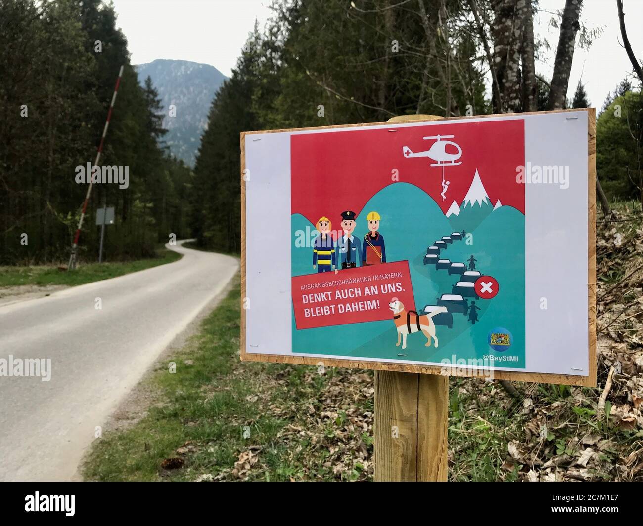 Informationskampfstelle des Bayerischen Staatsministeriums über Corona und die damit verbundenen Ausreisebeschränkungen in den Bergen Stockfoto