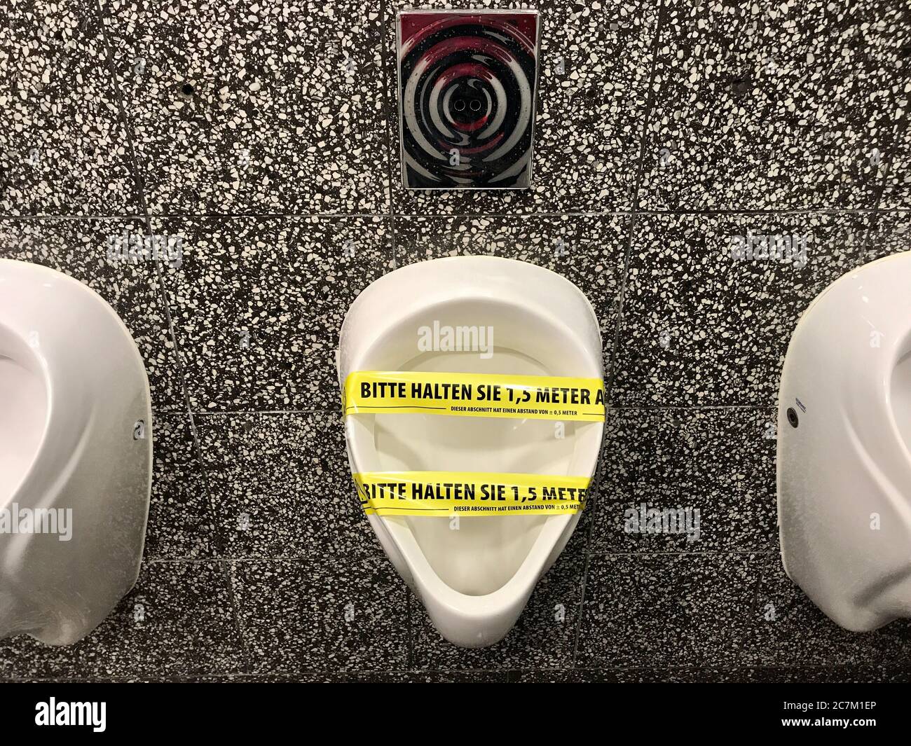 Beratung zur Aufrechterhaltung eines Urinals im Rahmen der Corona-Ausstiegsbeschränkungen Stockfoto