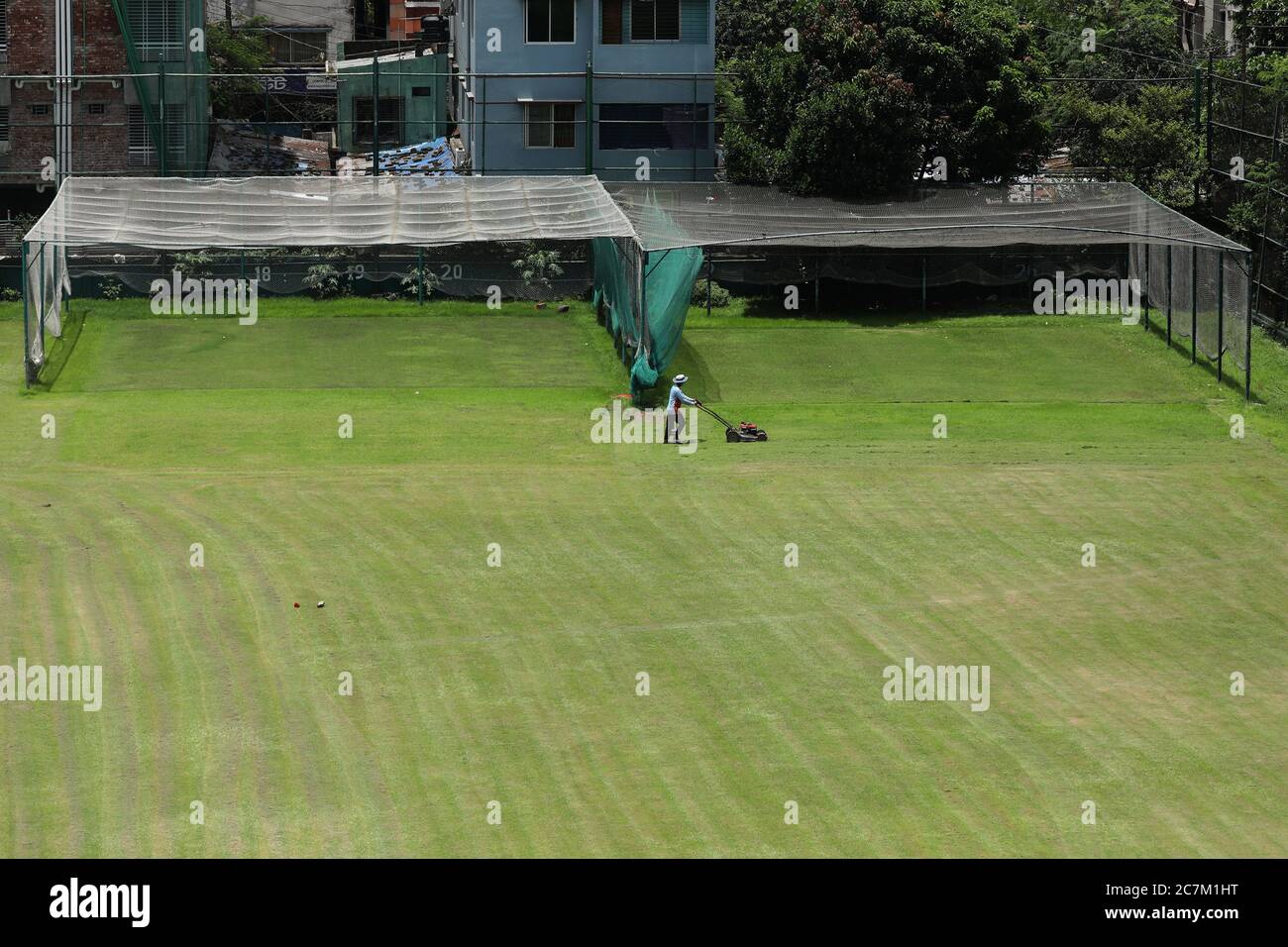 Dhaka, Bangladesch. Juli 2020. Blick auf den BCB Academy Ground, der im Sher-e-Bangla National Cricket Stadium vorbereitet wird, während der BCB Pläne plant, mit dem Training zu beginnen und dabei die Sicherheitsbestimmungen einzuhalten.INSGESAMT neun interessierte Spieler, Wer seine Namen beim Bangladesh Cricket Board (BCB) eingereicht hat, wird die Einzelausbildung in verschiedenen BCB-geführten Trainingseinrichtungen im ganzen Land fortsetzen. Kredit: SOPA Images Limited/Alamy Live Nachrichten Stockfoto