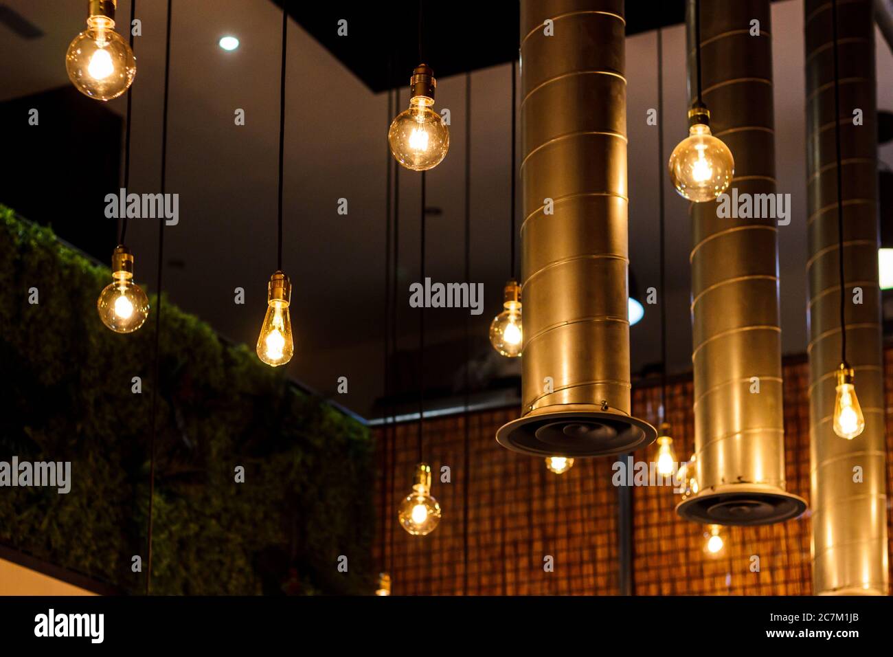 Kühle Lichter und Lampen hängen von einer Decke in der Café Stockfoto