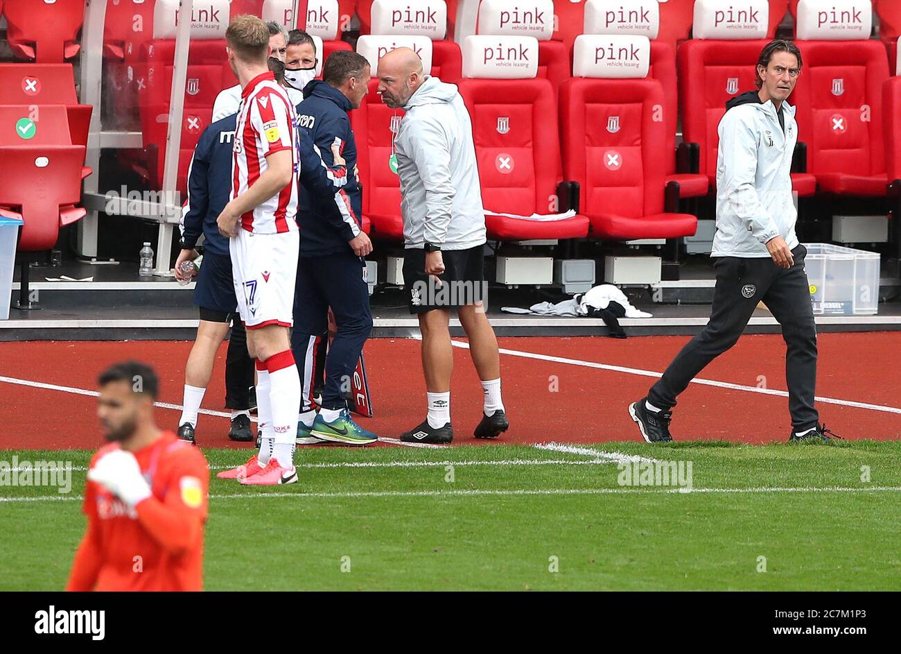 Brentford City Assistant Head Coach Brian Riemer (Mitte) argumentiert mit Stock City-Mitarbeitern während des Sky Bet Championship-Spiels im bet365 Stadium, Stoke. Stockfoto