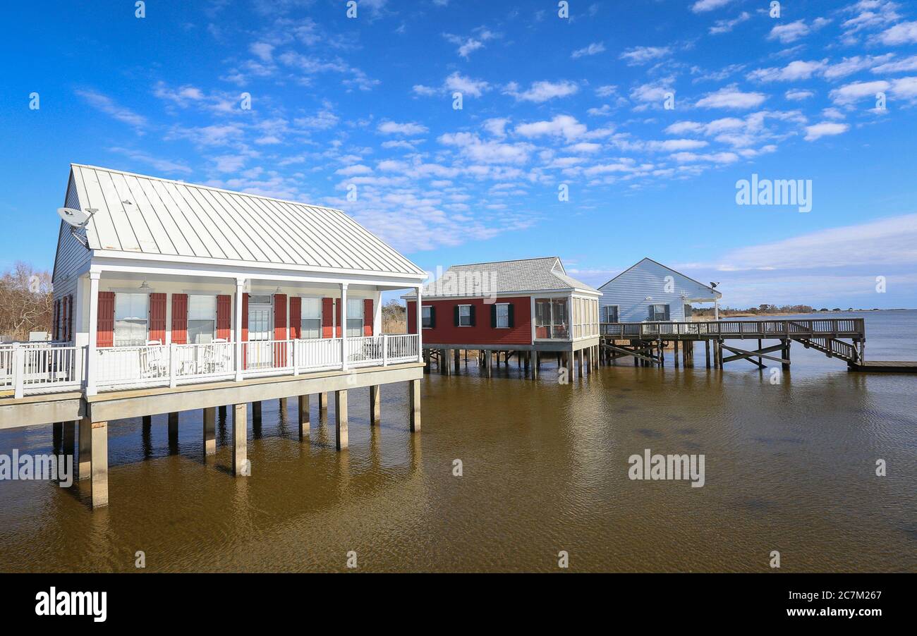 Fontainebleau State Park, Louisiana - Februar 2018: Mietkabinen über dem Lake Pontchartrain im Fontainebleau State Park. Stockfoto