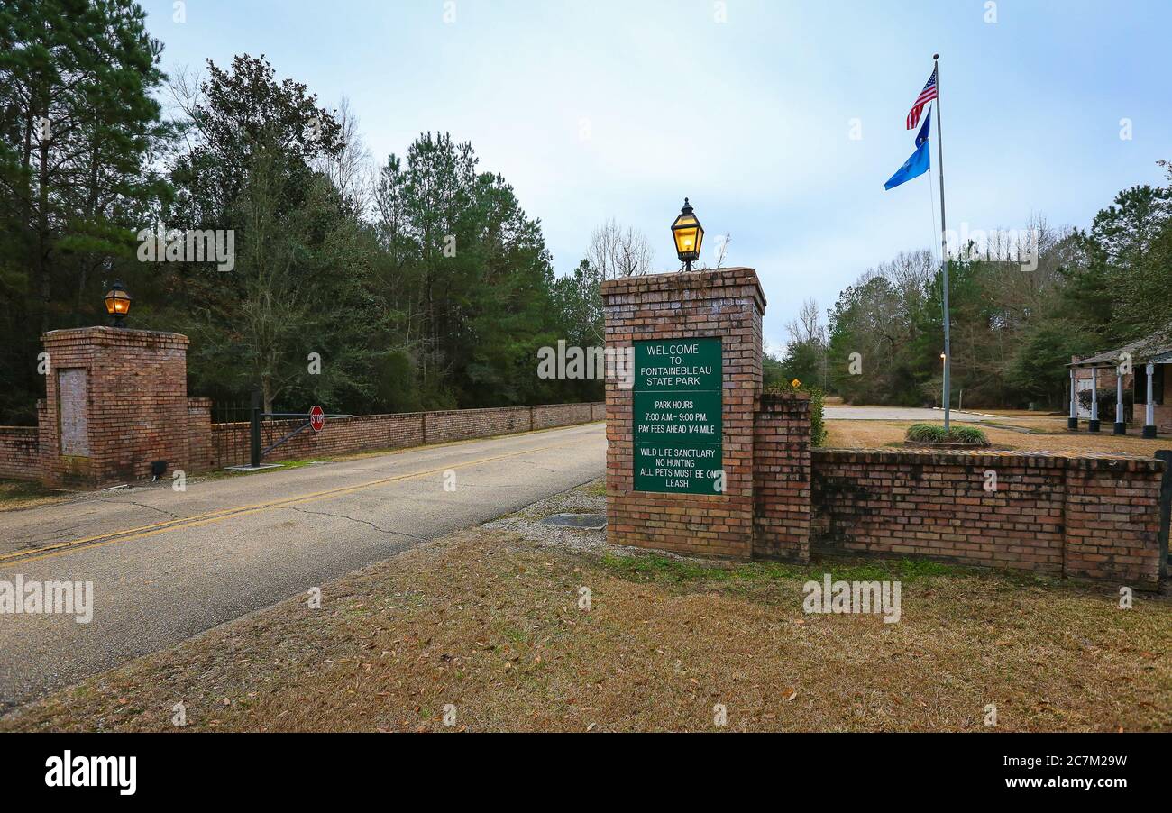 Fontainebleau State Park, Louisiana - Februar 2018: Ein Schild in Ziegelsteinen markiert den Eingang zum Fontainebleau State Park. Stockfoto