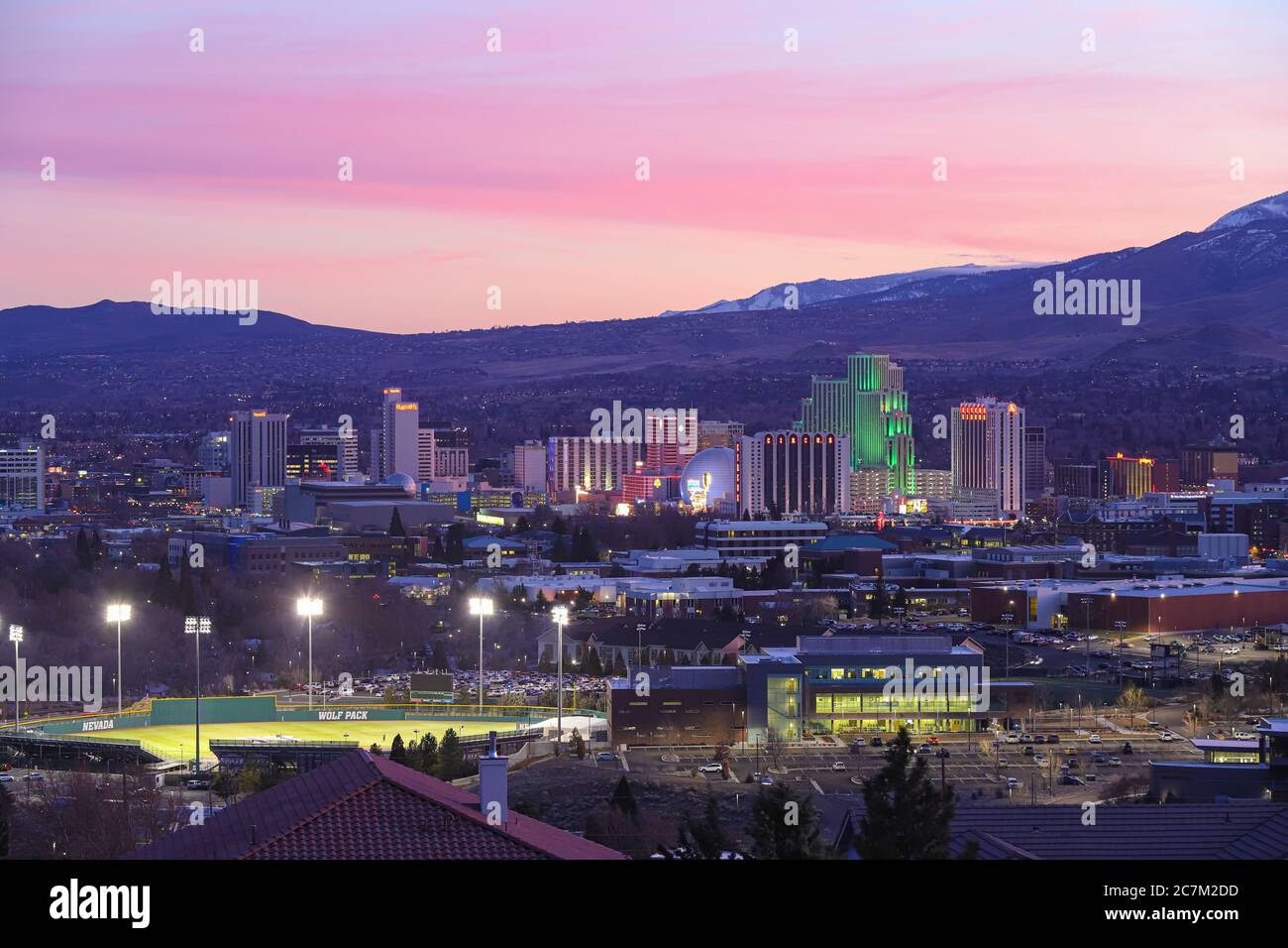 Reno, Nevada - Januar 2020: Ein farbenfroher Sonnenuntergang über der Innenstadt von Reno, Nevada und den Casino-Türmen im Stadtzentrum. Stockfoto
