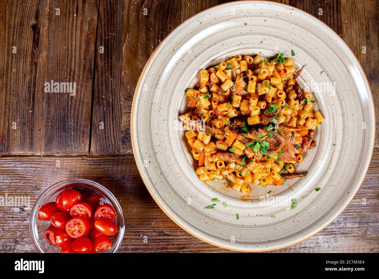 Nahaufnahme kurzer Pasta mit Oktopus Stockfoto