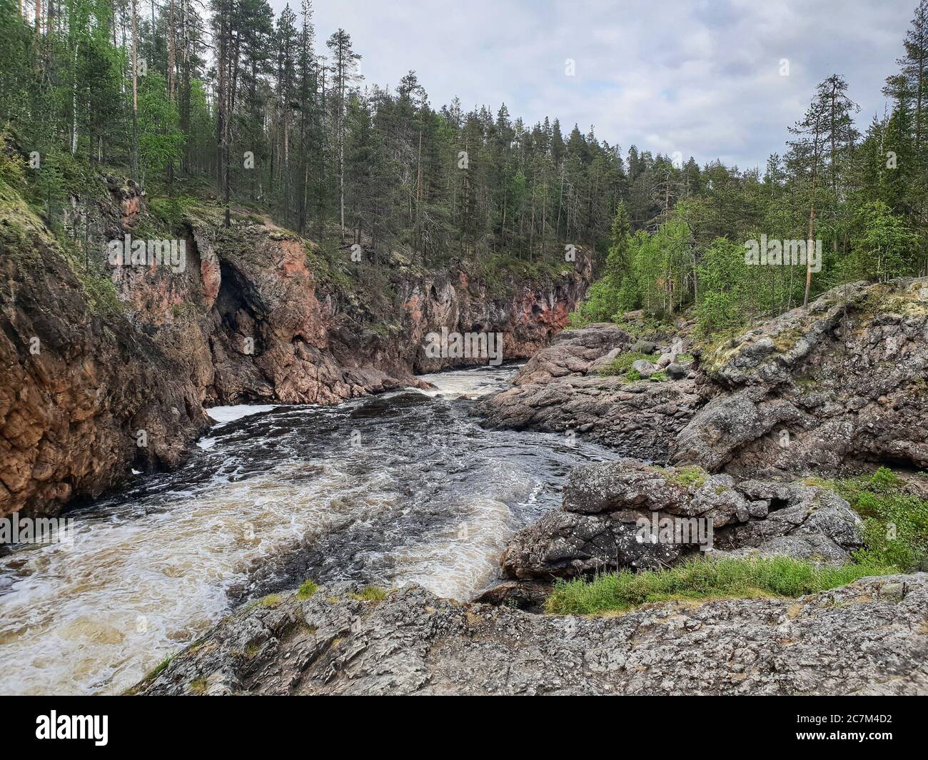 Schöne Aufnahme eines Flusses mit einer schnellen Geschwindigkeit an Oulanka Nationalpark in Finnland Stockfoto