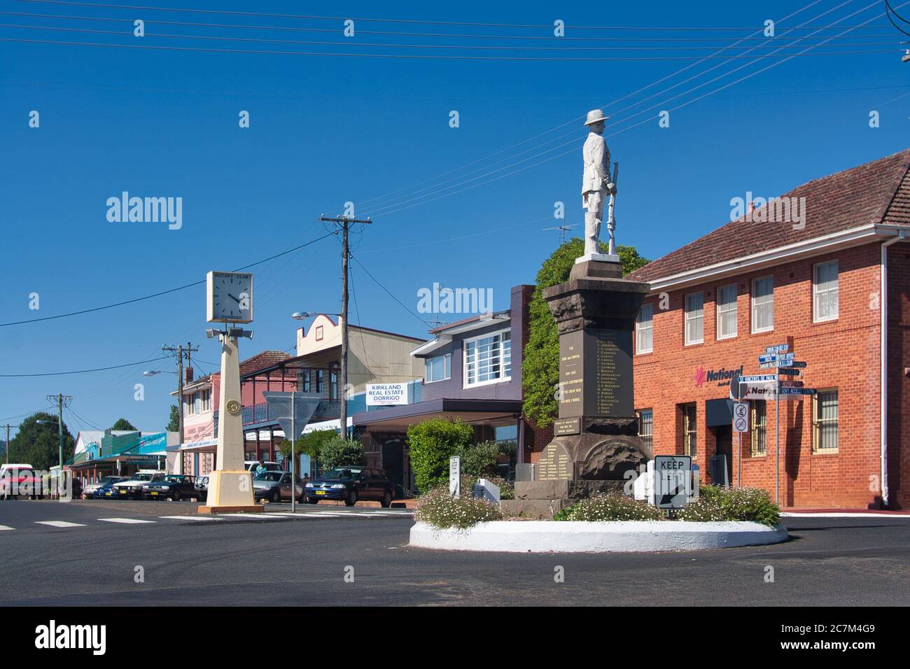 Straßenszene einer typischen Landstadt mit Kriegsdenkmal, in Dorrigo im mittleren Osten der Landschaft von New South Wales, NSW., Australien. Stockfoto