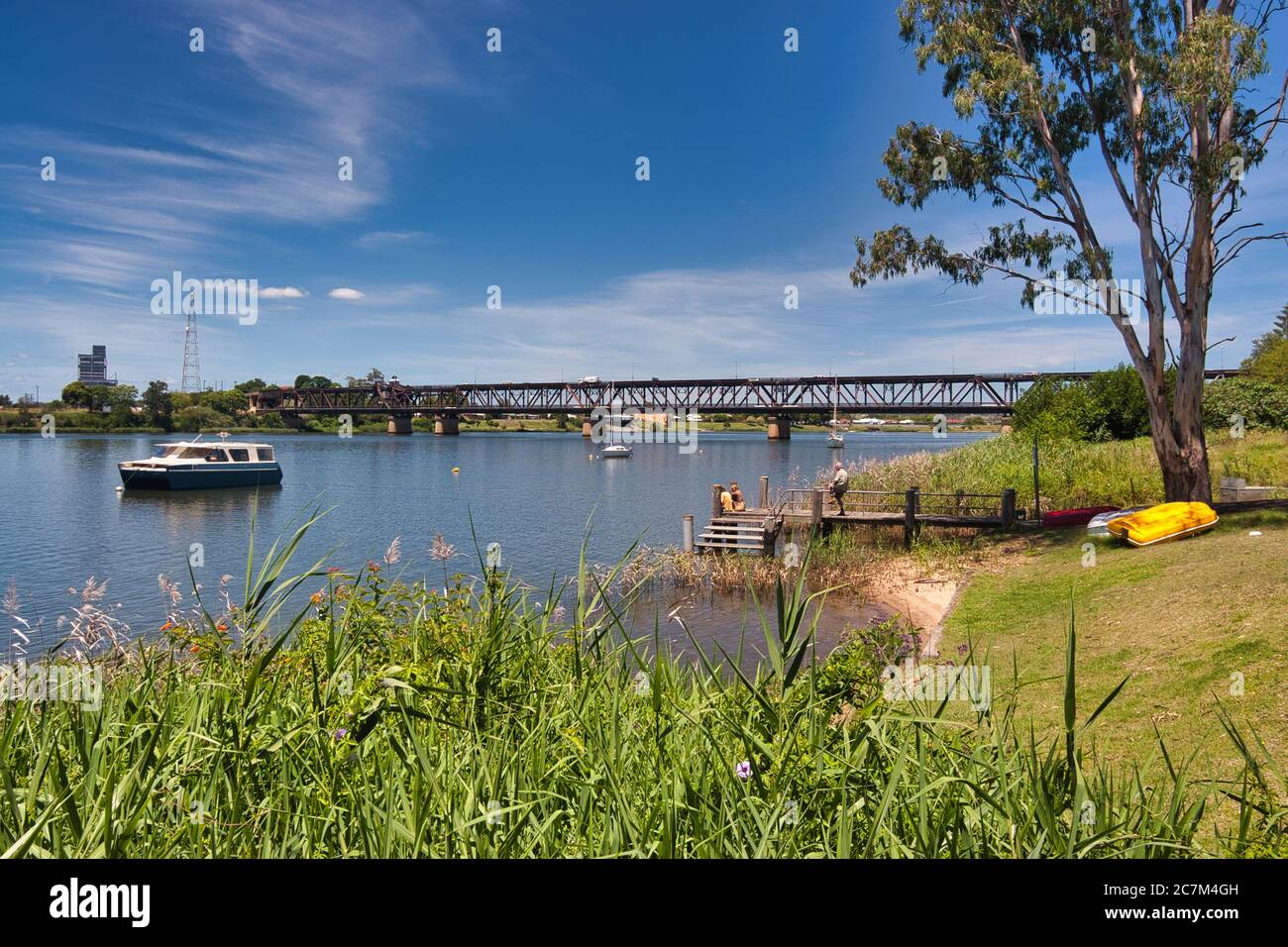 Eine friedliche Szene auf dem River Clarence in Grafton mit Steg und Boot, an der mittleren Ostküste von New South Wales, Australien. Stockfoto