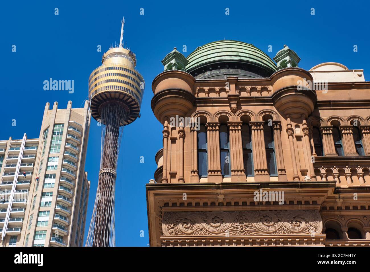 Architektur alt und neu - das Queen Victoria Building links mit modernem Sydney Tower im Hintergrund, Sydney, NSW., Australien. Stockfoto