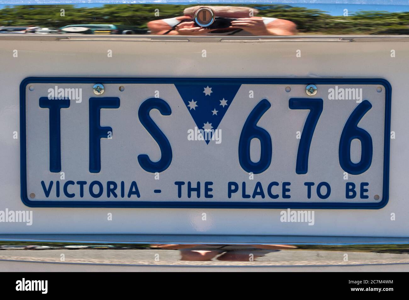 Nahaufnahme eines Kfz-Kennzeichen mit dem Slogan Victoria, the place to be, unter den Lizenznummern. Melbourne, Victoria, Australien. Stockfoto