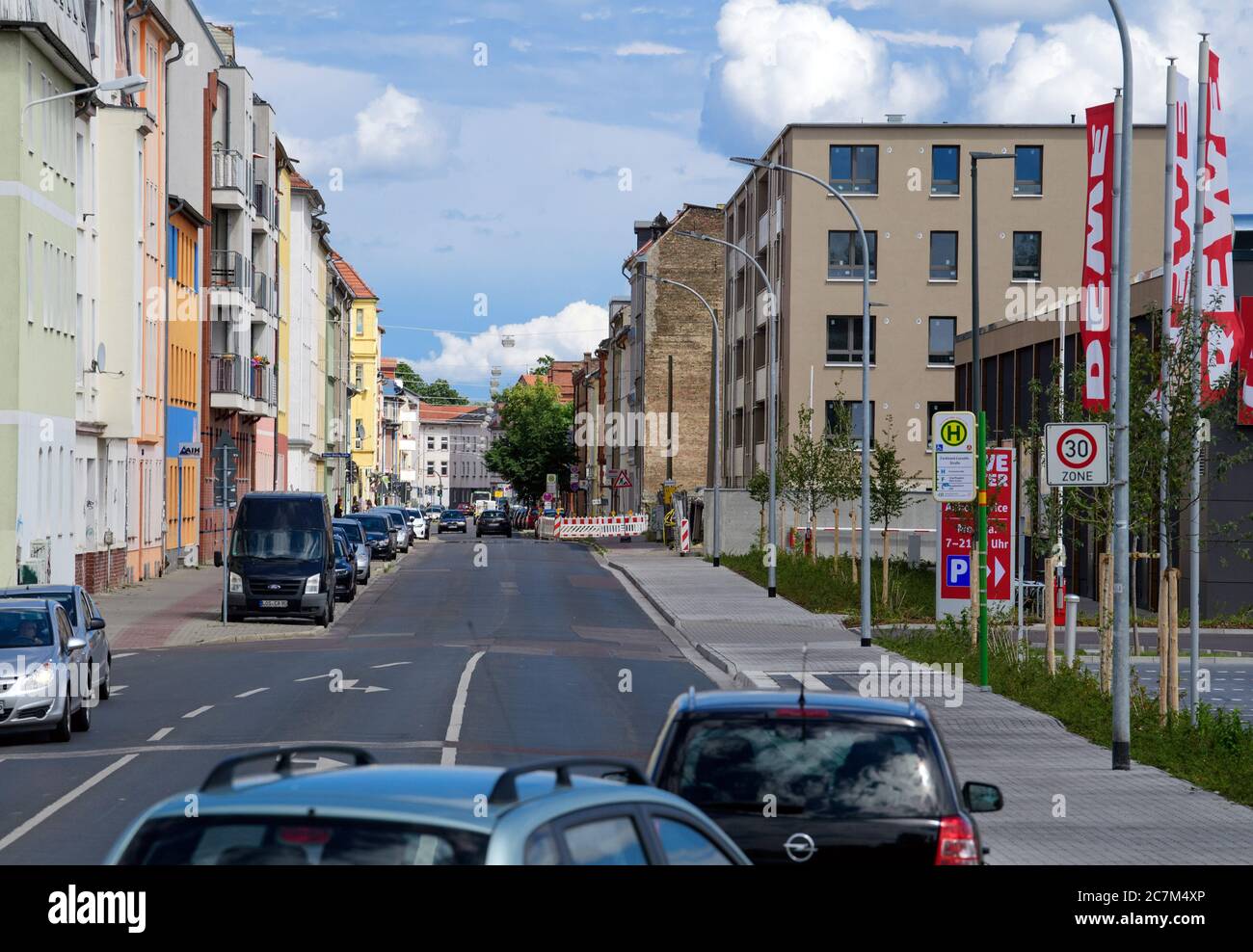 16. Juli 2020, Brandenburg, Brandenburg an der Havel: Wohn- und Geschäftshäuser in der Neuendorfer Straße. Foto: Soeren Sache/dpa-Zentralbild/ZB Stockfoto