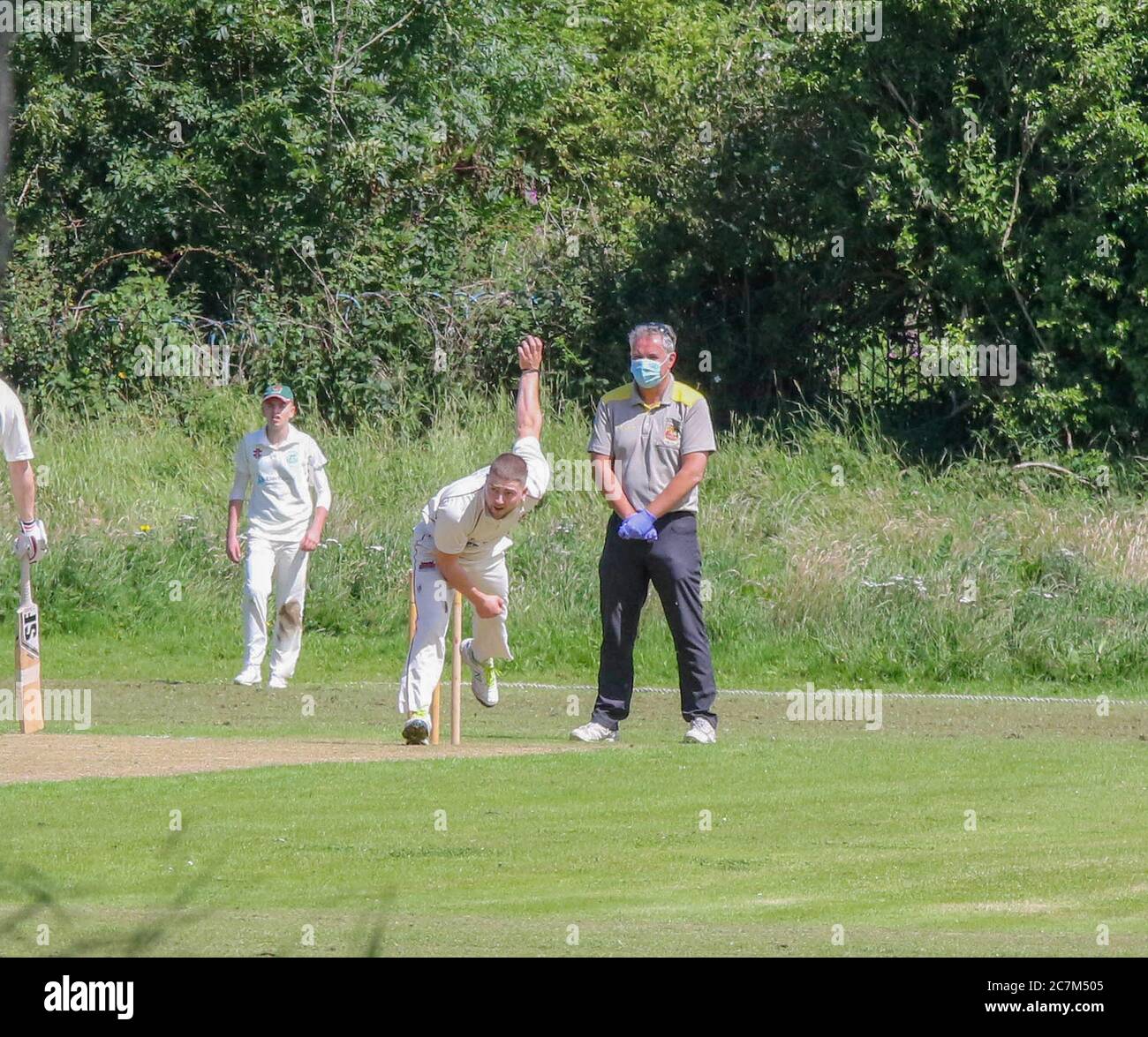 Donacloney, County Down, Nordirland, Großbritannien. 18. Juli 2020. Die Cricket-Saison begann schließlich in ganz Nordirland heute, nachdem die Nordirland Executive erlaubt Leistungssport ab 17 Juli wieder. Alle Spiele werden unter strengen Protokollen gespielt. Action von der Robinson Services Trophy der Northern Cricket Union in Donacloney, Donacloney Mill, die gegen Downpatrick spielt. Kredit: CAZIMB/Alamy Live Nachrichten. Stockfoto