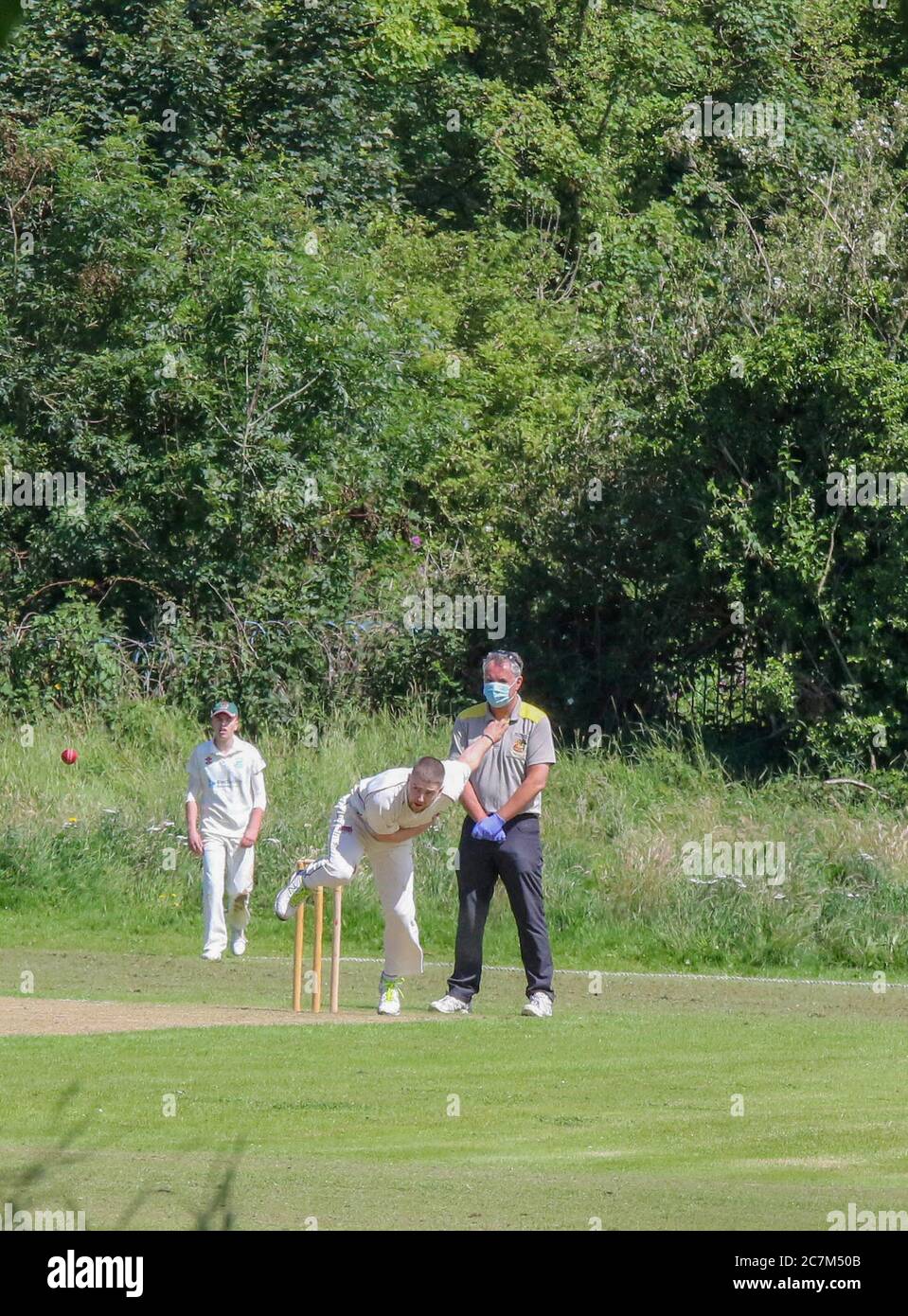 Donacloney, County Down, Nordirland, Großbritannien. 18. Juli 2020. Die Cricket-Saison begann schließlich in ganz Nordirland heute, nachdem die Nordirland Executive erlaubt Leistungssport ab 17 Juli wieder. Alle Spiele werden unter strengen Protokollen gespielt. Action von der Robinson Services Trophy der Northern Cricket Union in Donacloney, Donacloney Mill, die gegen Downpatrick spielt. Kredit: CAZIMB/Alamy Live Nachrichten. Stockfoto