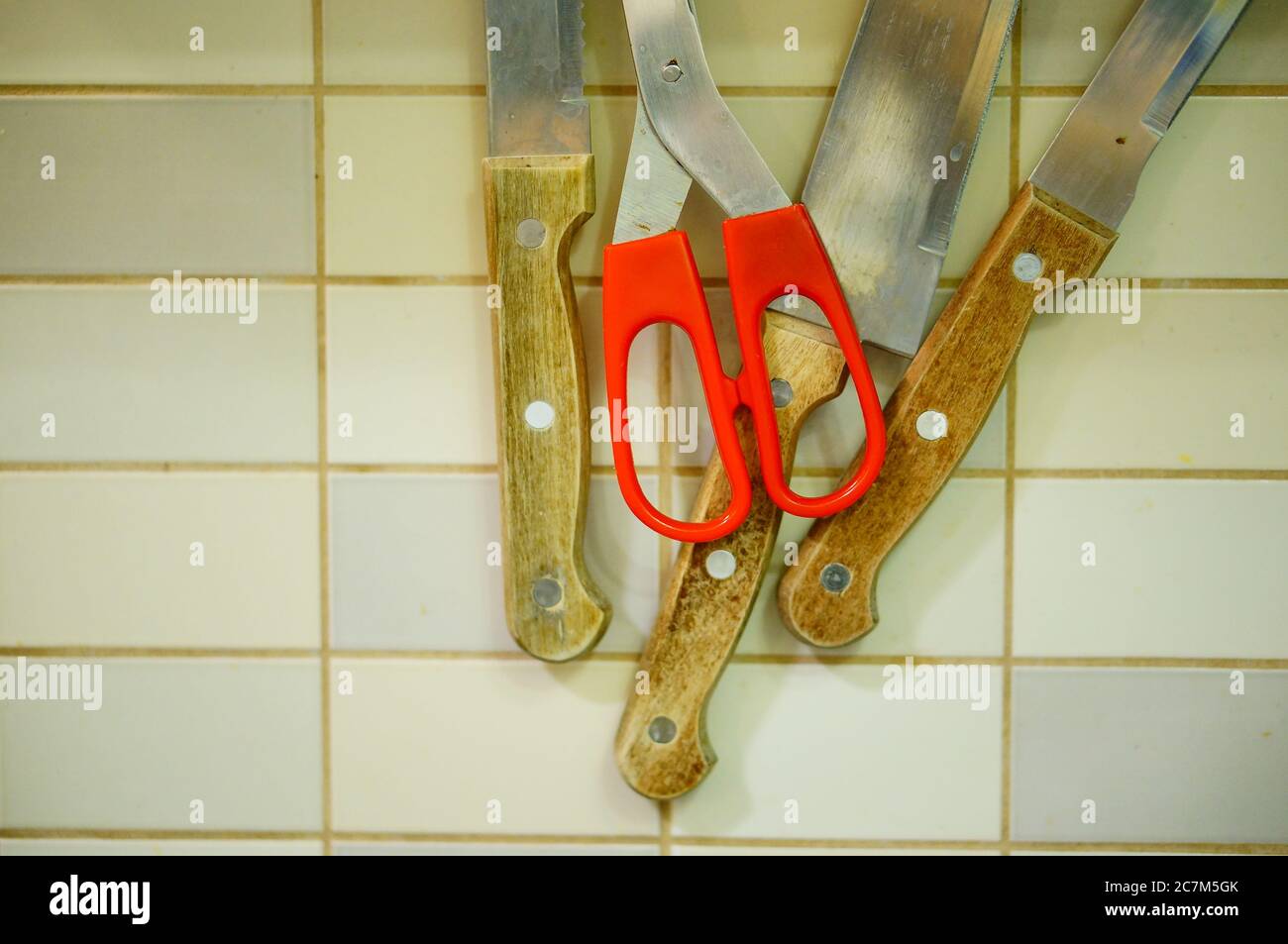 Der hohe Winkel der Schere stellen auf drei Messer Stockfoto