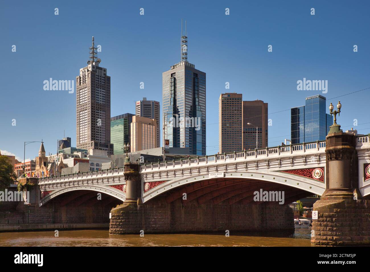 Die Prince's Road Bridge über den Fluss Yarra mit Hochhäusern des Stadtzentrums im Hintergrund in Melbourne, Victoria, Australien Stockfoto