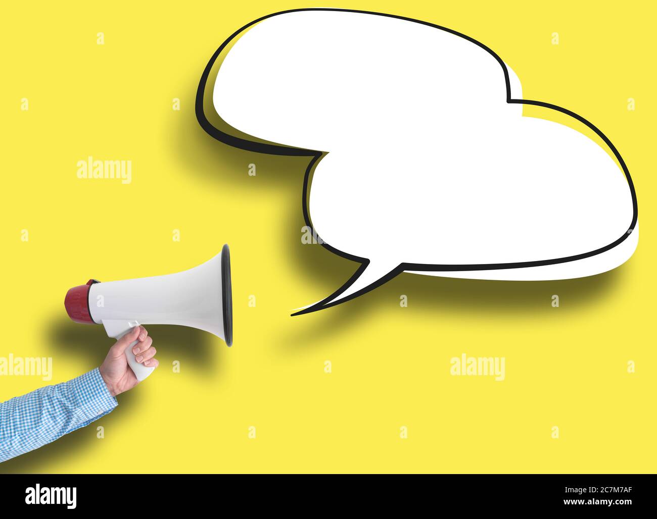 Hand hält Megaphon und Sprechblase vor gelbem Hintergrund, Nachrichtenvorlage mit Kopierraum Stockfoto