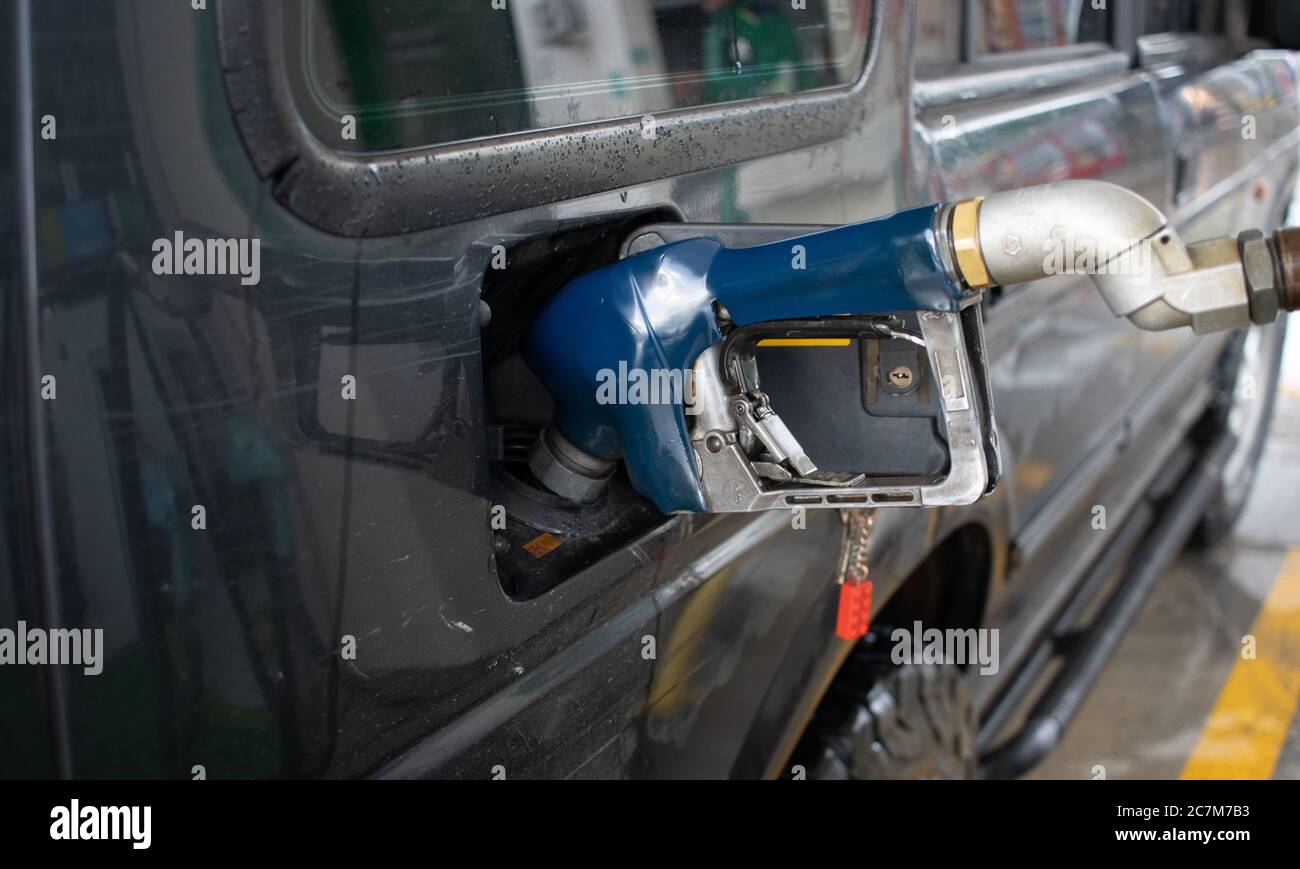 Benzindüse in einer Tankstelle Befüllen des Gastanks Des Fahrzeugs Stockfoto