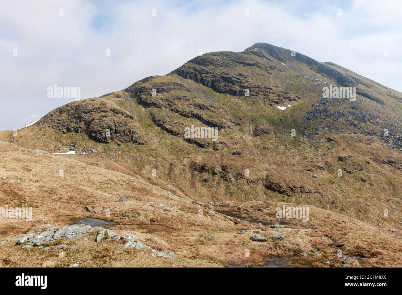 Blick auf den Gipfelgrat des Ben Lomond von Bealach Buidhe auf dem Ptarmigan Pfad zur Spitze dieses schottischen Berges Stockfoto