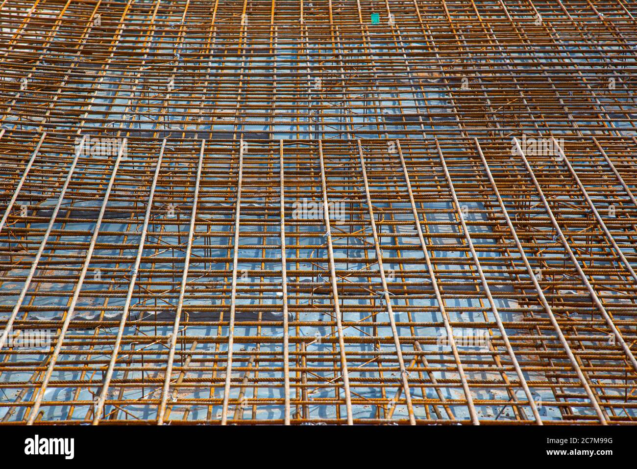Rostige Stahlmatten für eine Grundplatte auf einer Baustelle Stockfoto