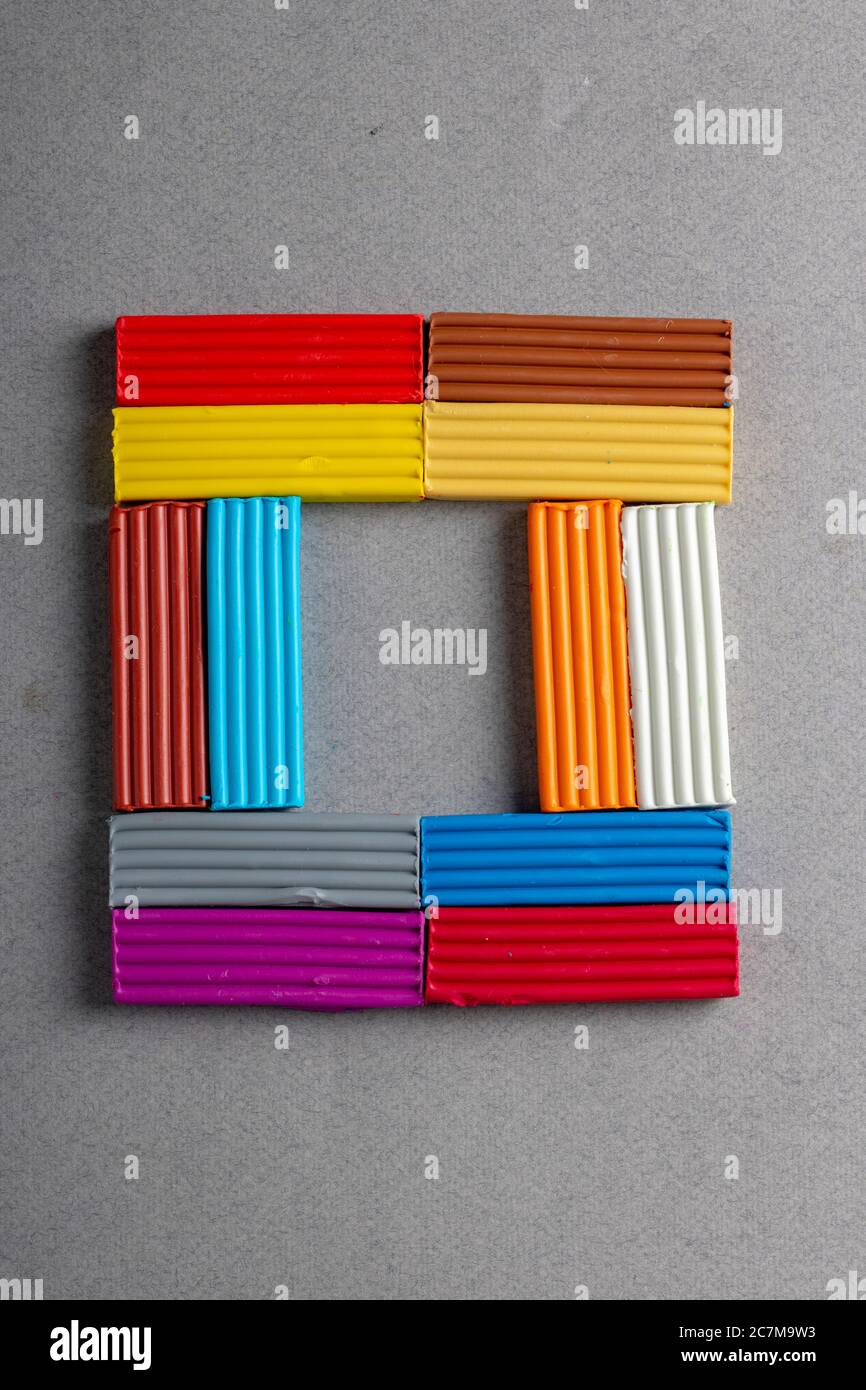 Konzept der Puzzle Kreativität. Flach legen, alle Steine zusammen. Selektiver Fokus Stockfoto