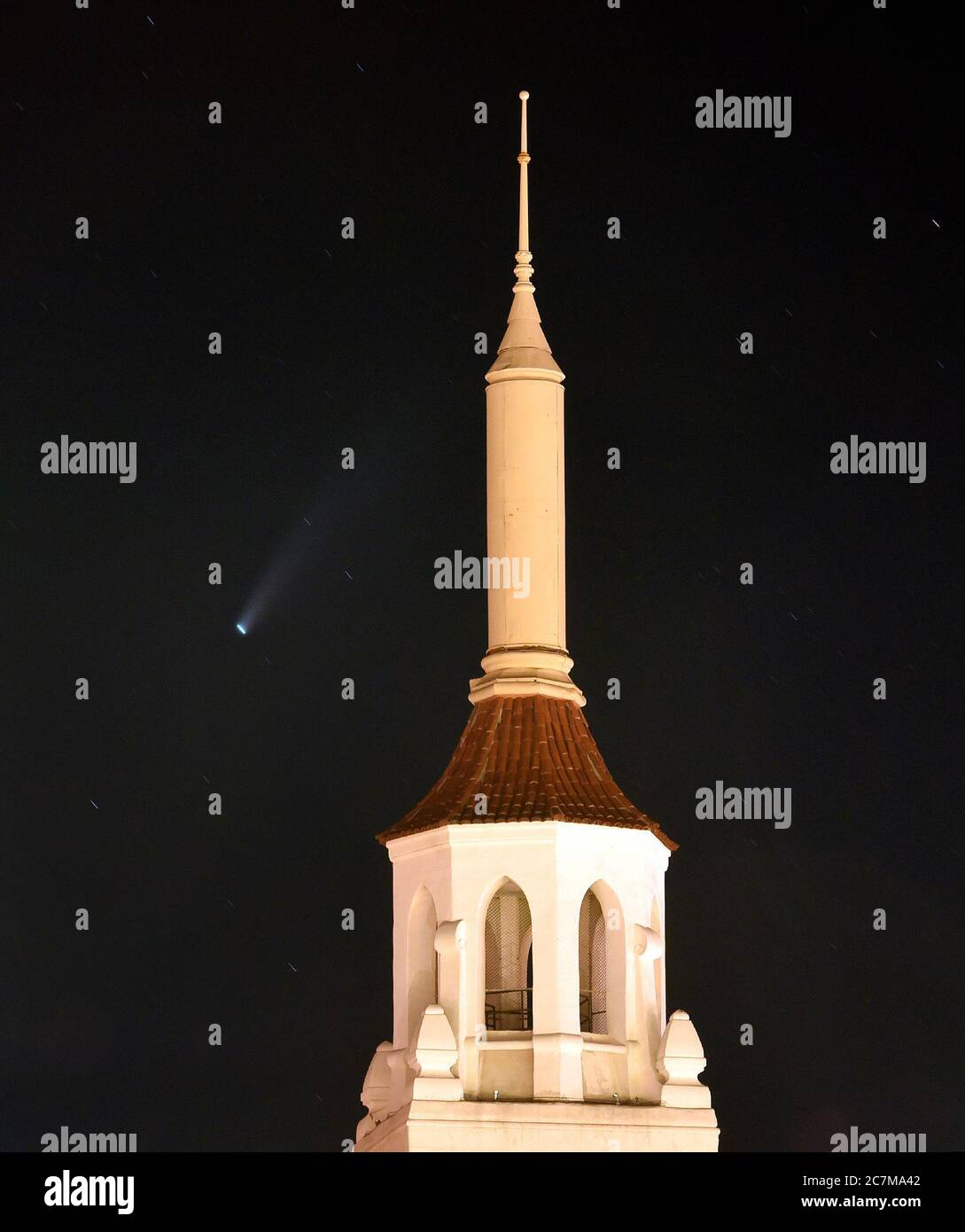 17. Juli 2020: Der Komet NEOWISE, oder (C2020) F3, in den Himmel über dem Arlington Theaterâ €™s Kirchturm in der Innenstadt von Santa Barbara, CA 17. Juli 2020. Es wird für ein paar weitere Nächte sichtbar sein, etwa eine Stunde nach Sonnenuntergang am nordwestlichen Himmel. Wenn Sie die Gelegenheit verpassen, können Sie es in 6,766 Jahren wieder zu fangen. (Bild: © Mike EliasonZUMA Wire) Stockfoto