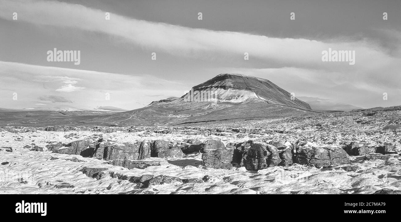 Dies ist Pen-y-Gent Berg, am Kopf des Ribblesdale Tal und Dorf Horton in Ribblesdale einer der berühmten Yorkshire Dales drei Gipfel von Penyghent, Ingleborough und Whernside im Winter 1980 Stockfoto