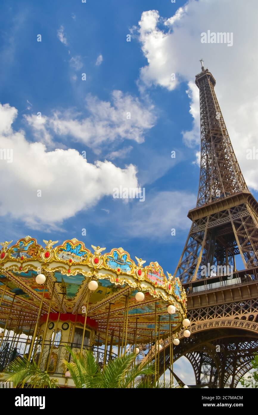 Eiffelturm und Merry-Go-Round in Paris, Frankreich Stockfoto