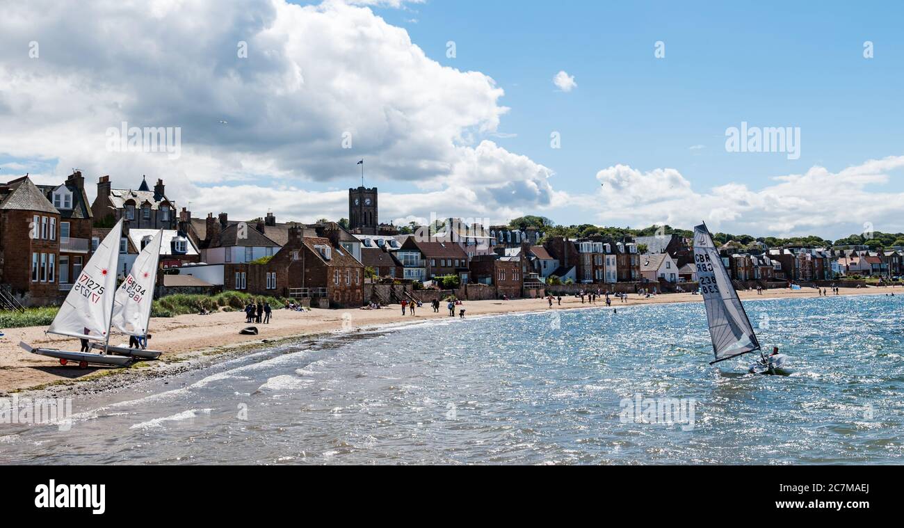 North Berwick, East Lothian, Schottland, Großbritannien, 18. Juli 2020. UK Wetter: Sommersonne in der Küstenstadt.das erste Rennen des East Lothian Yacht Club, das heute nach Lockdown Lockdown genannt "Lockdown Shakedown" stattfinden soll, wurde wegen der steifen Brise, die den Rettungsdienst gefährdet hätte, abgesagt. Einzelpersonen gingen in ihren Segeljollen vom West Bay Strand trotz des Windes aus Stockfoto