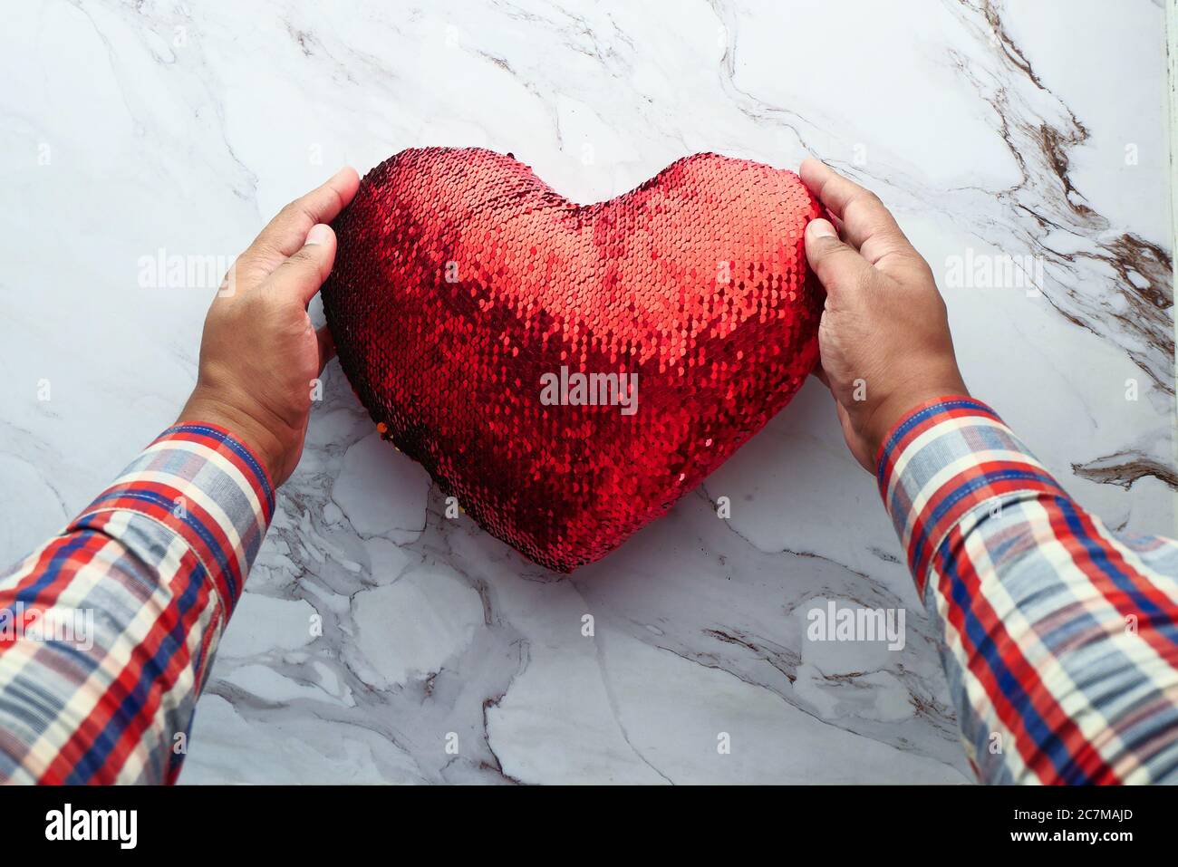 Mann Hand hält rote Herz auf weißem Hintergrund Stockfoto