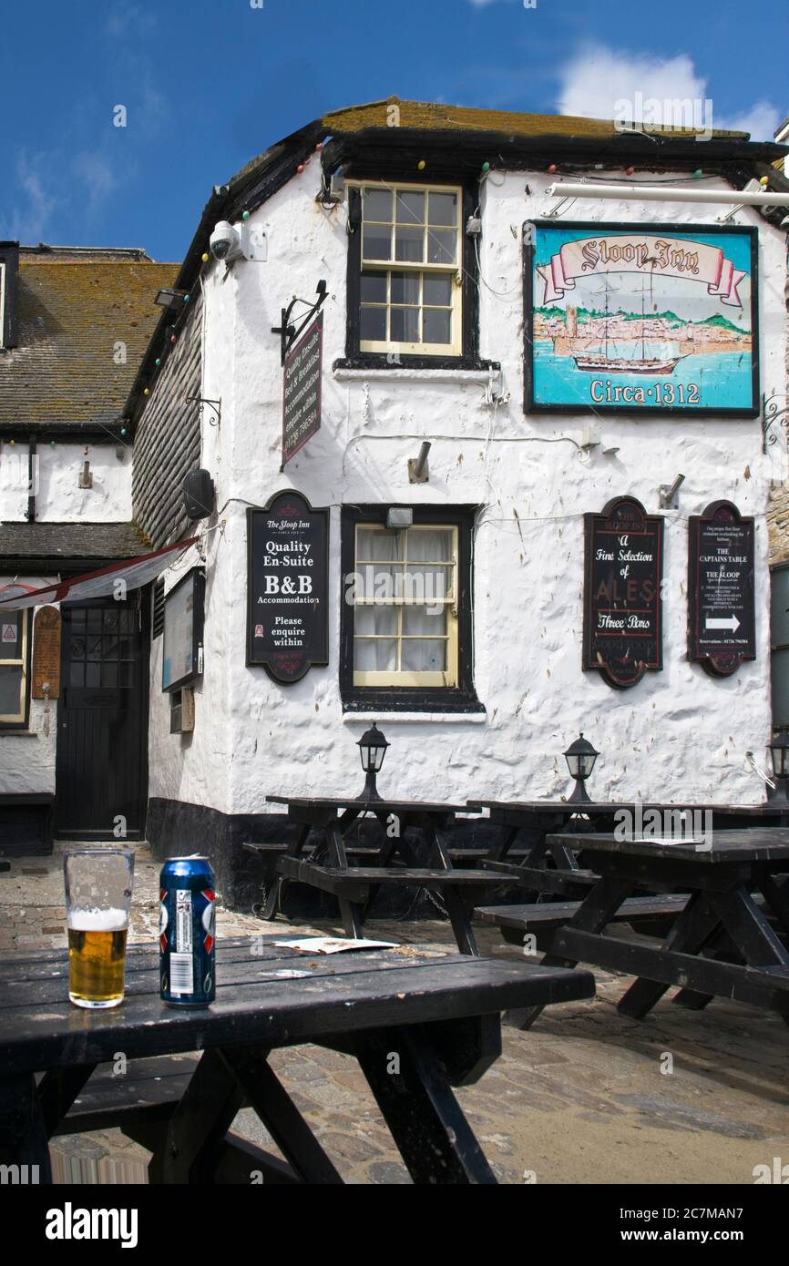 COVID19 März 2020 Lockdown Pubs geschlossen außerhalb Tische leer halb Betrunkenes Pint Lagerbier mit Dose auf dem Tisch Symbol Verlassenheit und Verlust von Geselligkeit Stockfoto
