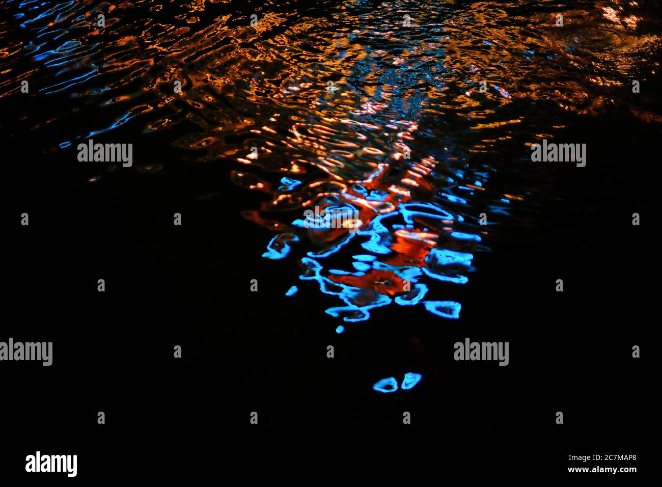 High-Angle-Aufnahme von Lichtern auf dem Wasser während reflektiert Nachts Stockfoto