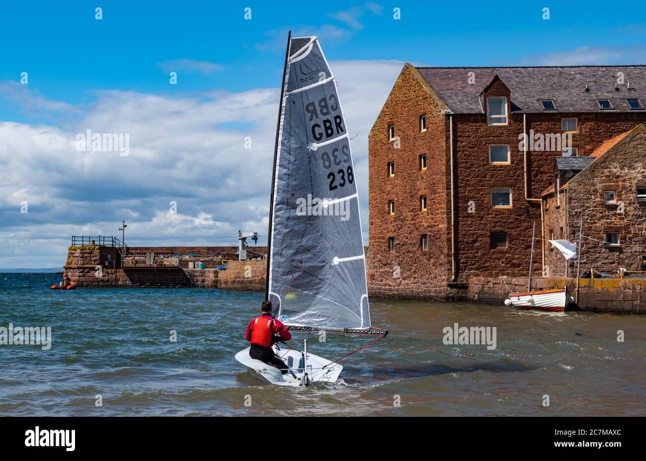 North Berwick, East Lothian, Schottland, Großbritannien, 18. Juli 2020. UK Wetter: Sommersonne in der Küstenstadt.das erste Rennen des East Lothian Yacht Club, das heute nach Lockdown Lockdown genannt "Lockdown Shakedown" stattfinden soll, wurde wegen der steifen Brise, die den Rettungsdienst gefährdet hätte, abgesagt. Einzelpersonen gingen in ihren Segeljollen vom West Bay Strand trotz des Windes aus Stockfoto