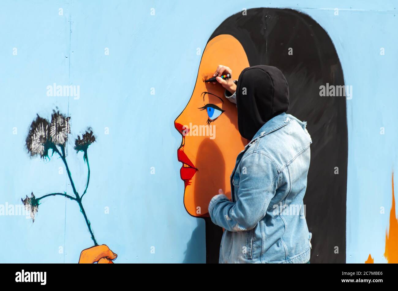 Glasgow, Schottland, Großbritannien. Juli 2020. Ein Künstler bei der Arbeit an einem neuen Wandbild für die Clutha Bar. Eine Gruppe von Künstlern wurde von der Street Art Group Art Pistol ausgewählt, um neue Wandgemälde an der Außenwand der berühmten Bar in Glasgow zu schaffen. Kredit: Skully/Alamy Live Nachrichten Stockfoto