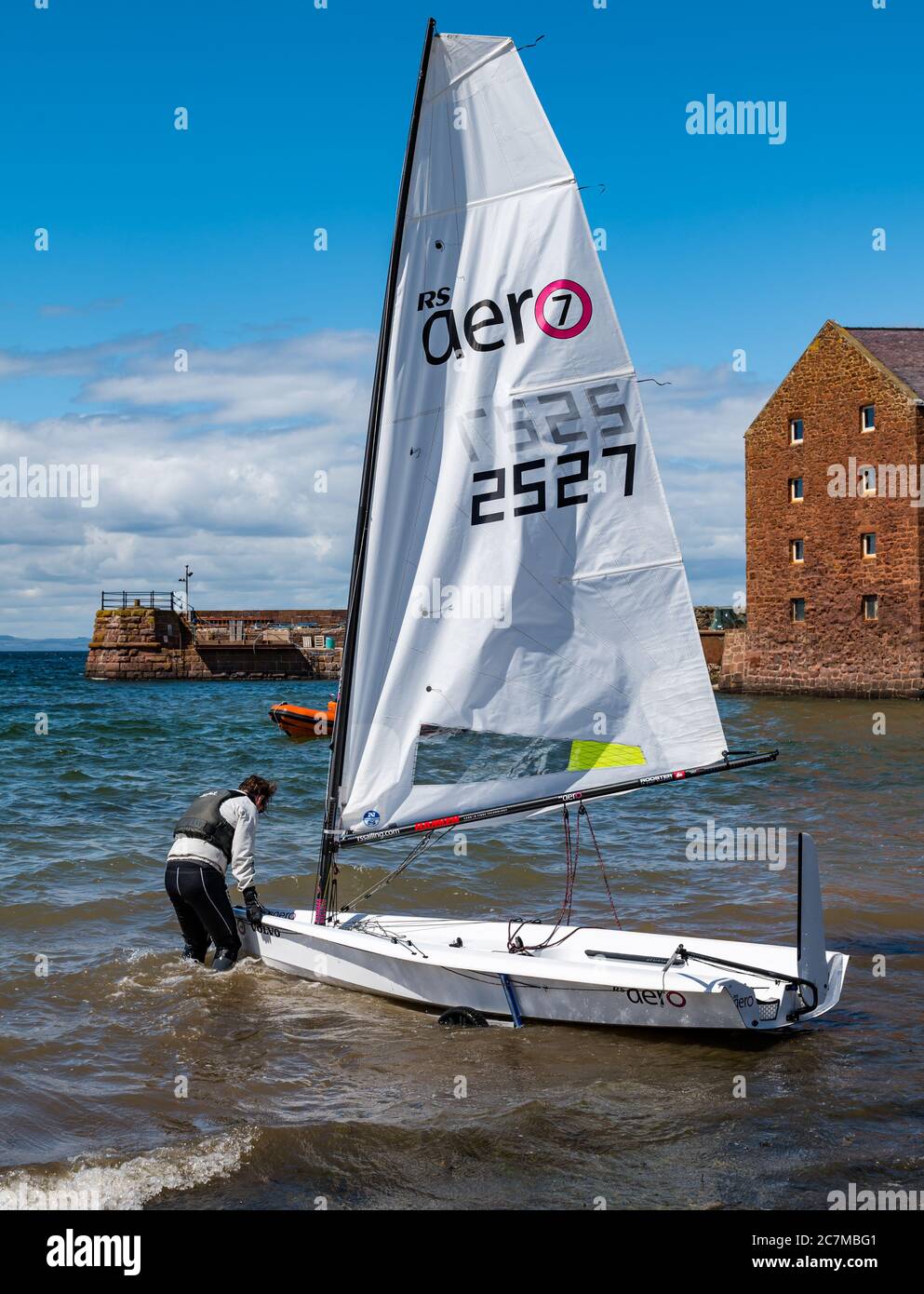 North Berwick, East Lothian, Schottland, Großbritannien, 18. Juli 2020. UK Wetter: Sommersonne in der Küstenstadt.das erste Rennen des East Lothian Yacht Club, das heute nach Lockdown Lockdown genannt "Lockdown Shakedown" stattfinden soll, wurde wegen der steifen Brise, die den Rettungsdienst gefährdet hätte, abgesagt. Einzelpersonen gingen in ihren Segeljollen vom West Bay Strand trotz des Windes aus Stockfoto