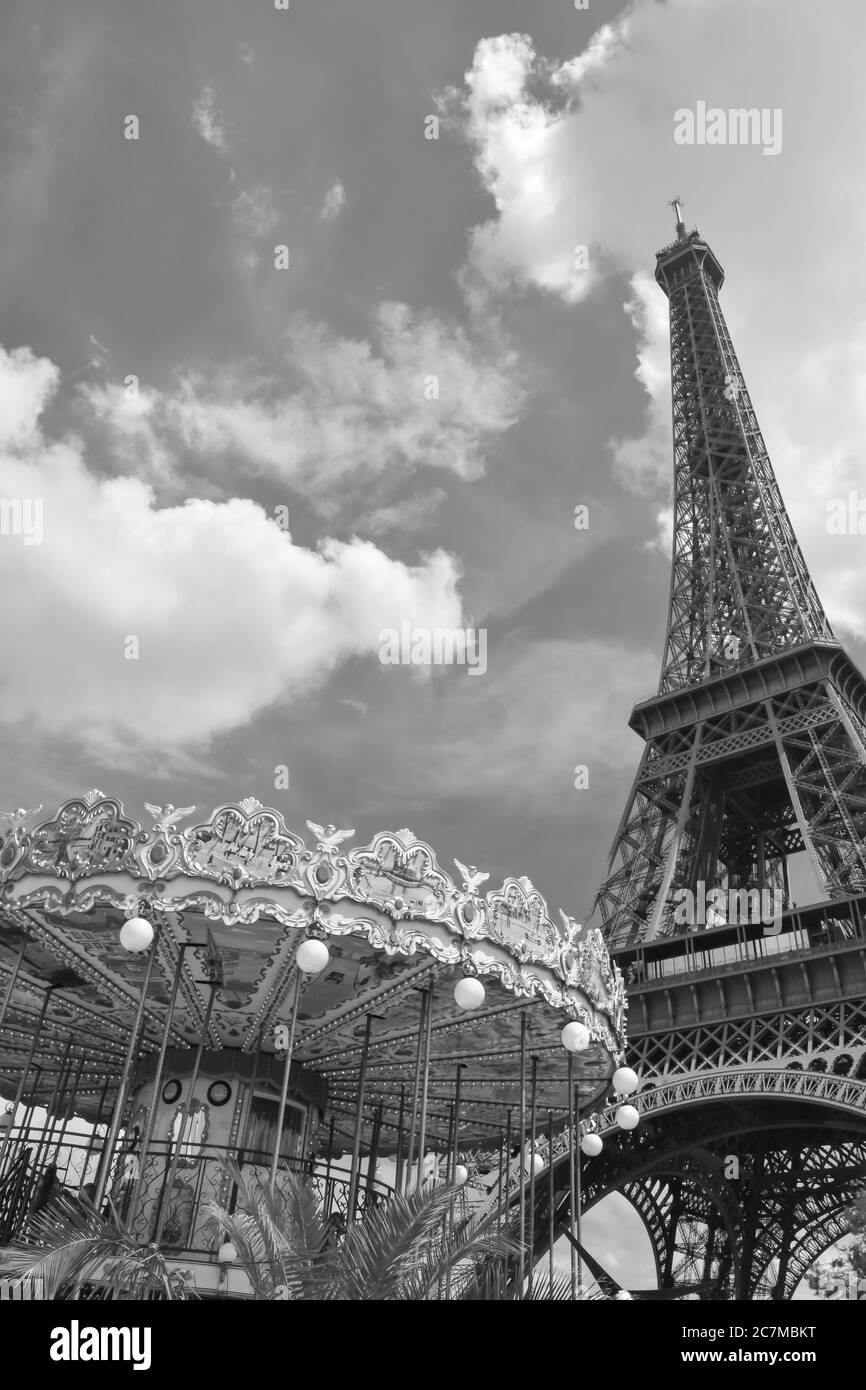 Eiffelturm und Merry-Go-Round in Paris, Frankreich Stockfoto