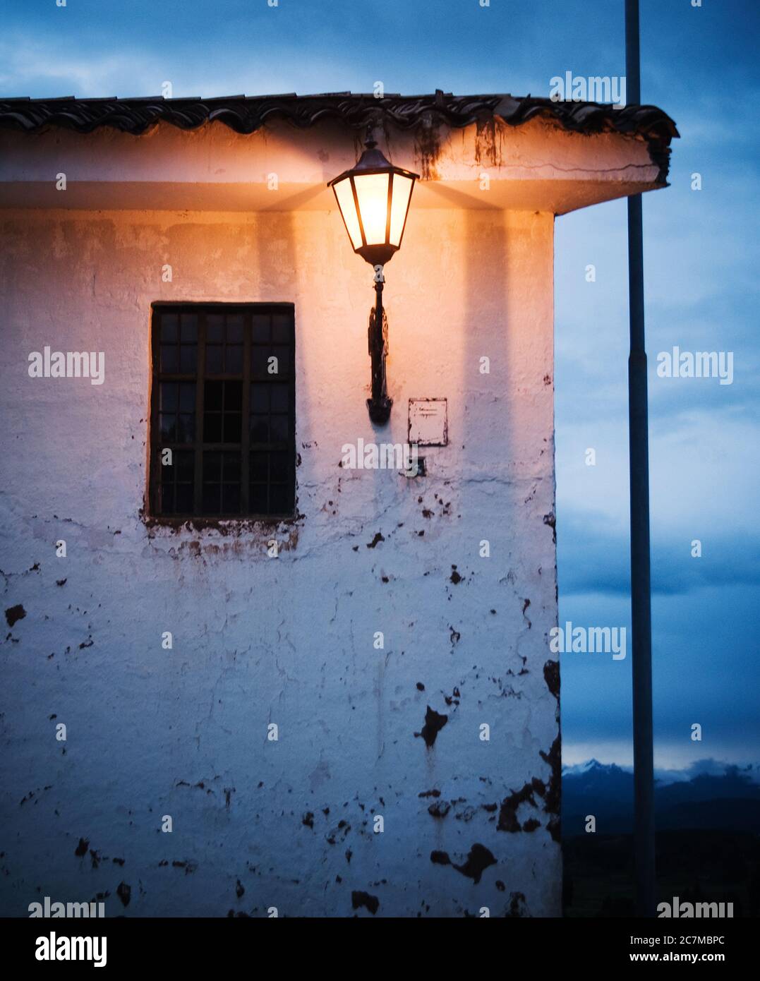 Alte Lampost auf einem Gebäude in Chinchero Peru, Südamerika Stockfoto