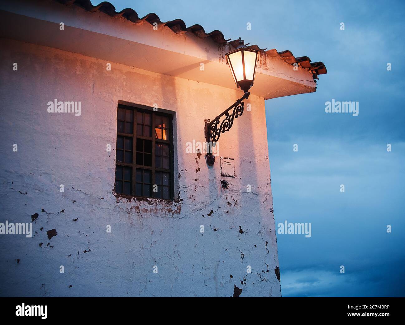 Alte Lampost auf einem Gebäude in Chinchero Peru, Südamerika Stockfoto