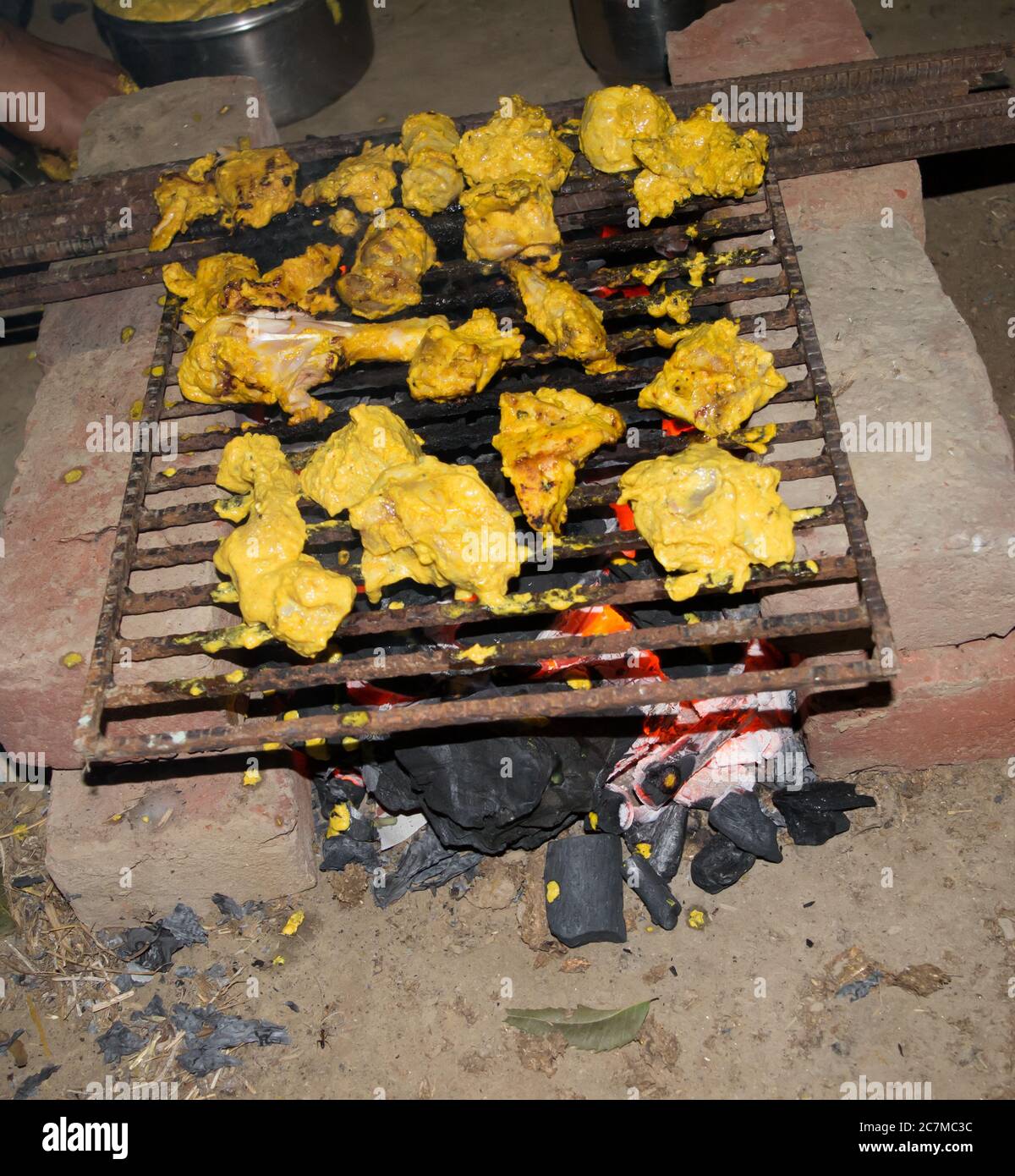 Mariniertes Huhn Auf Einem Grill Uber Holzkohle Vorbereiten Huhnerfleischstucke Auf Dem Grill Stockfotografie Alamy