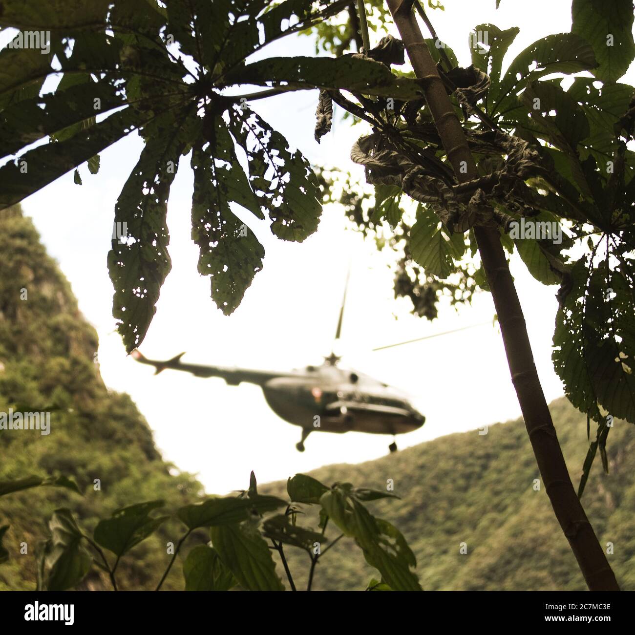 Hubschrauber fliegen über den Anden, Peru, Südamerika Stockfoto