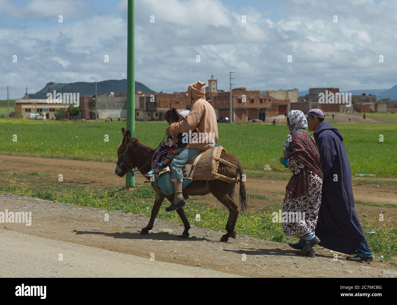 Berber Familie auf Eseln reiten, in Beni Mellal bei Marrakesch im Atlasgebirge, Marokko Stockfoto