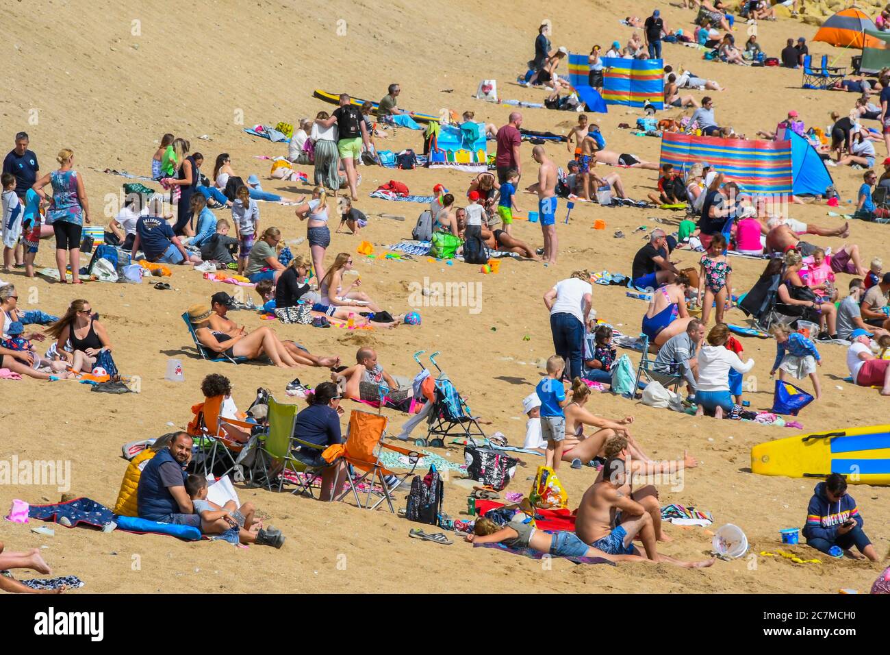West Bay, Dorset, Großbritannien. Juli 2020. Wetter in Großbritannien. Der Strand ist voll von Sonnenanbetern und Urlaubern im Badeort West Bay in Dorset an einem Nachmittag von glühender heißer Sonne am ersten Tag der Schulferien. Bildquelle: Graham Hunt/Alamy Live News Stockfoto