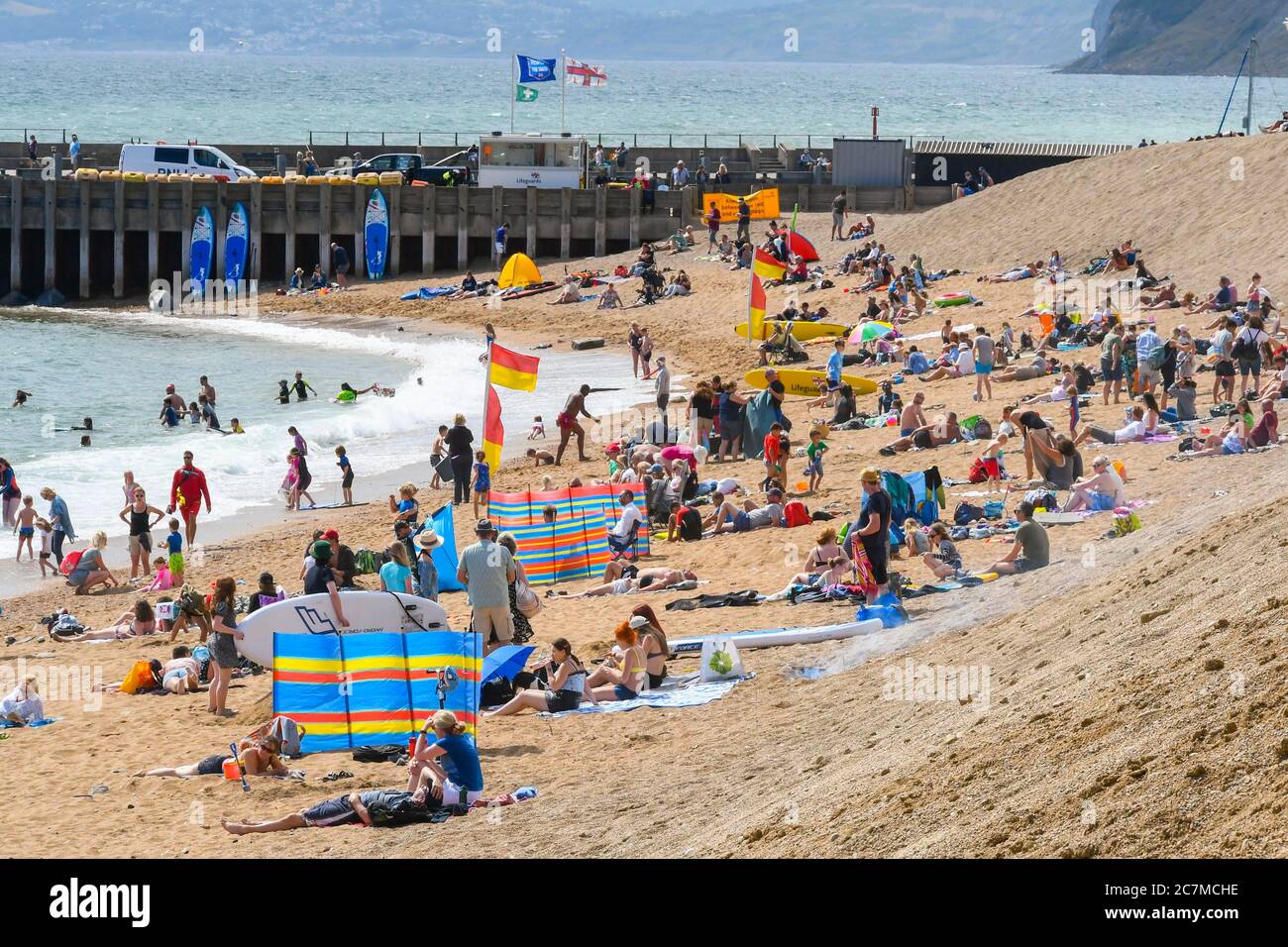 West Bay, Dorset, Großbritannien. Juli 2020. Wetter in Großbritannien. Der Strand ist voll von Sonnenanbetern und Urlaubern im Badeort West Bay in Dorset an einem Nachmittag von glühender heißer Sonne am ersten Tag der Schulferien. Bildquelle: Graham Hunt/Alamy Live News Stockfoto
