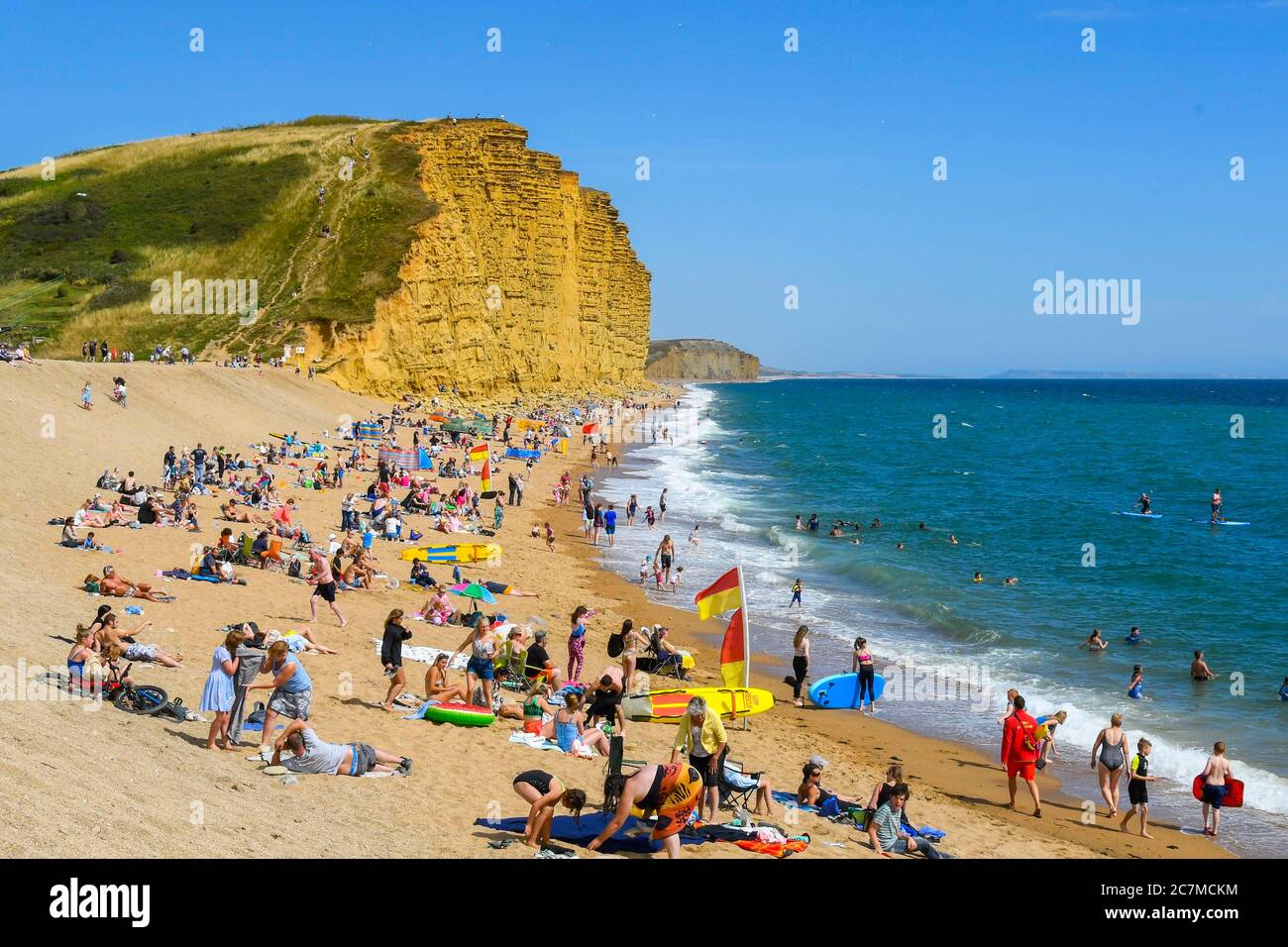West Bay, Dorset, Großbritannien. Juli 2020. Wetter in Großbritannien. Der Strand ist voll von Sonnenanbetern und Urlaubern im Badeort West Bay in Dorset an einem Nachmittag von glühender heißer Sonne am ersten Tag der Schulferien. Bildquelle: Graham Hunt/Alamy Live News Stockfoto
