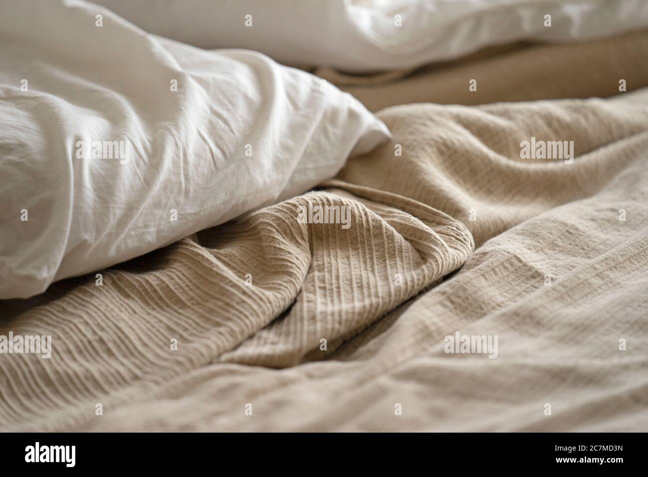 Hochgedrehte Aufnahme eines Bettbeckens und eines weißen Kopfkissens Das Bett Stockfoto