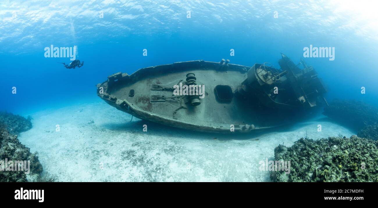 Taucher, die das berühmte U-Boot-Wrack der USS Kittiwake untersuchen Die Grand Cayman Islands Stockfoto