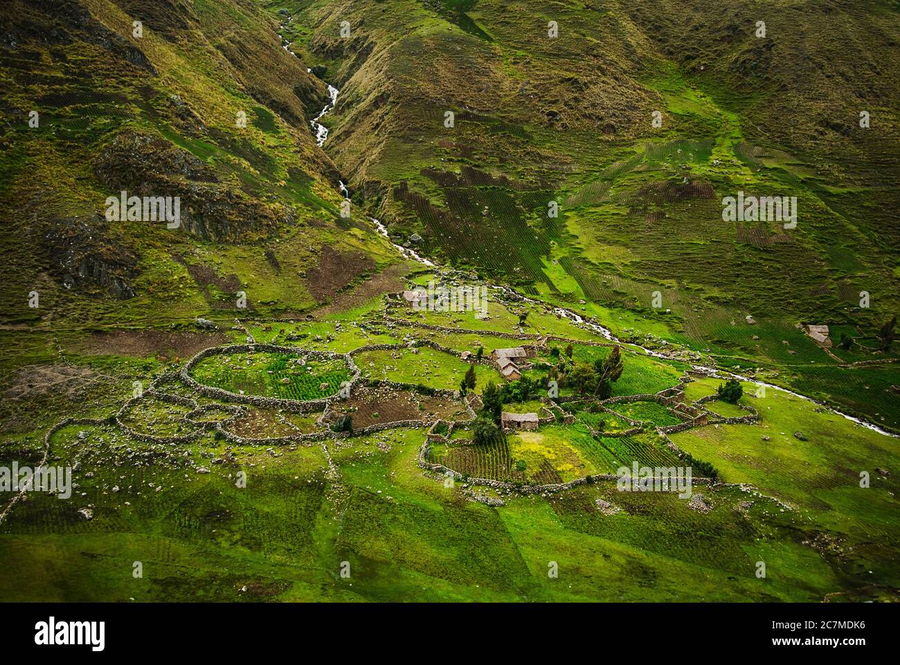 Landschaft des Dorfes Chaulacocha, Anden, Peru, Südamerika Stockfoto