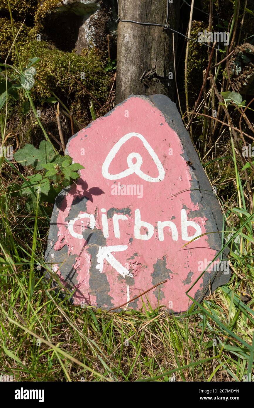Airbnb handbemaltes Schild außerhalb des ländlichen Grundstücks in Schottland, Großbritannien Stockfoto