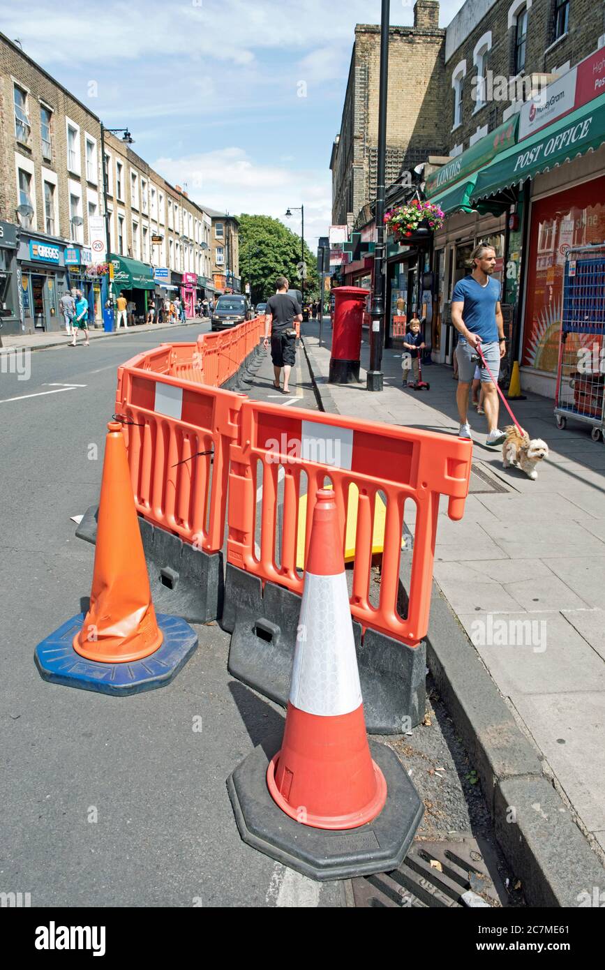 Straßenabstand Raum Bürgersteig in Straße erweitert, um soziale Distanzierung Coronavirus Covid-19 Highbury Barn, Highbury London Borough of Islington zu ermöglichen. Stockfoto