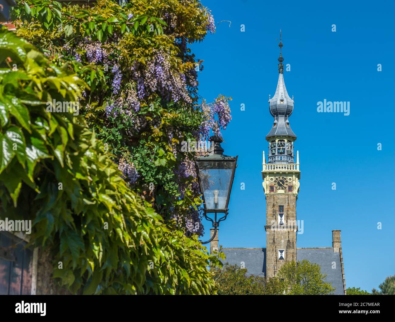 Malerisches Rathaus von Veere, beliebtes Urlaubsziel in der Provinz Zeeland, Niederlande Stockfoto